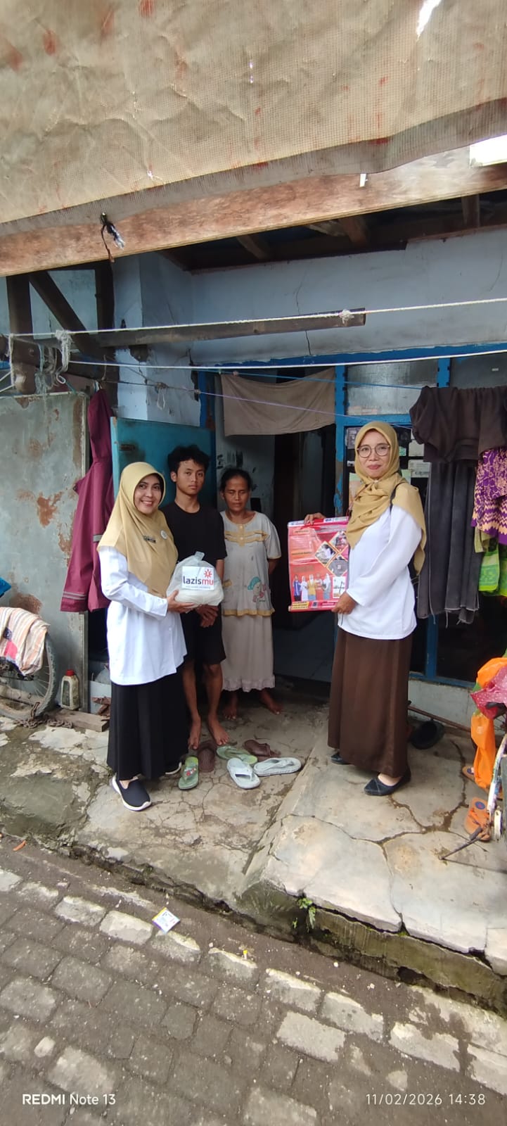 Kepedulian dan Sosialisasi SPMB, SMK Al-Manaar Serahkan Bantuan untuk Keluarga Terdampak Banjir